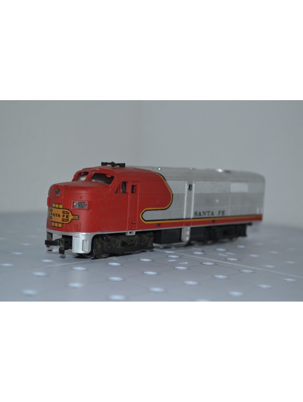 MODEL POWER HO-SCALE ALCO #1032 FA2 DIESEL SANTA FE POWERED LOCOMOTIVE - Picture 2 of 5